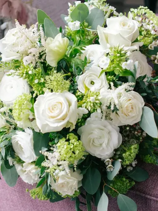 Bouquet of white roses