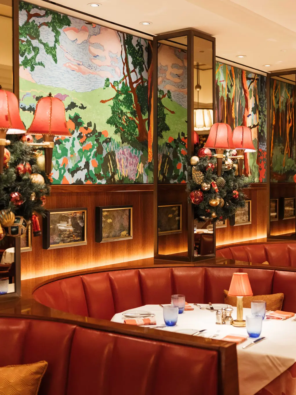 A restaurant with booth seating and Christmas decorations 